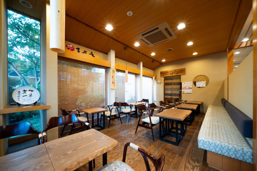 「真美ケ丘店」の茶房でほっとひと息