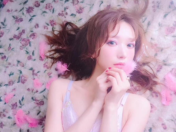 旅行先で写真映え♡菅野結以さんに学ぶ甘×甘のガーリーコーデ4つ