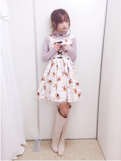 菅野結以さんのロマンチックガーリーコーデ：レイヤードでガーリー度アップ♡