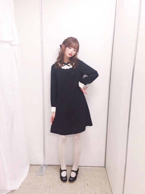 菅野結以さんのロマンチックガーリーコーデ：ブラックをガーリーに着こなす♪
