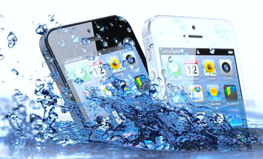 旅行先でやってしまった！スマホを水に濡らしてしまったときの対処法