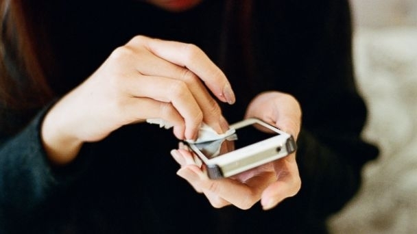 スマホの水濡れ対処法④タオルで水を拭く