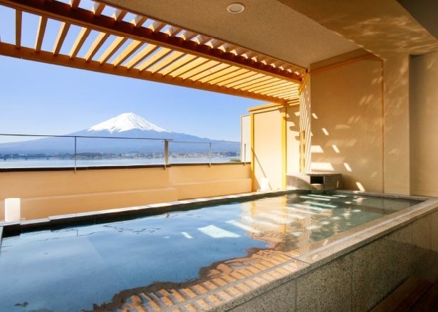 富士山と河口湖を一望できる!絶景を望む宿「秀峰閣 湖月」