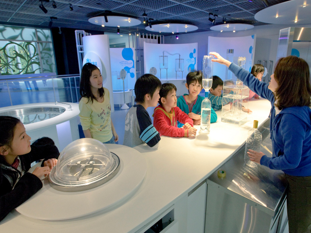 「東京都水の科学館」の魅力と見どころ▶実験ショーで学べる2階スペース