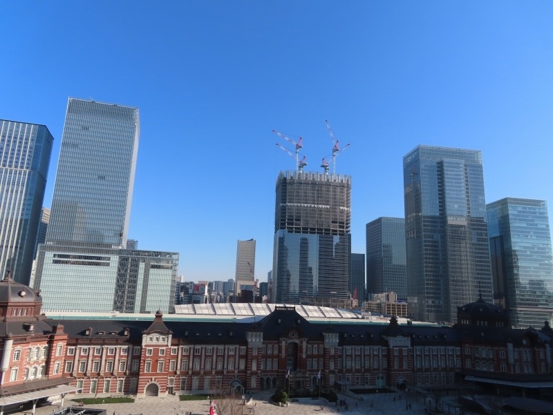 【1】新丸ビル「丸の内ハウス」テラスから見た東京駅方面/千代田区