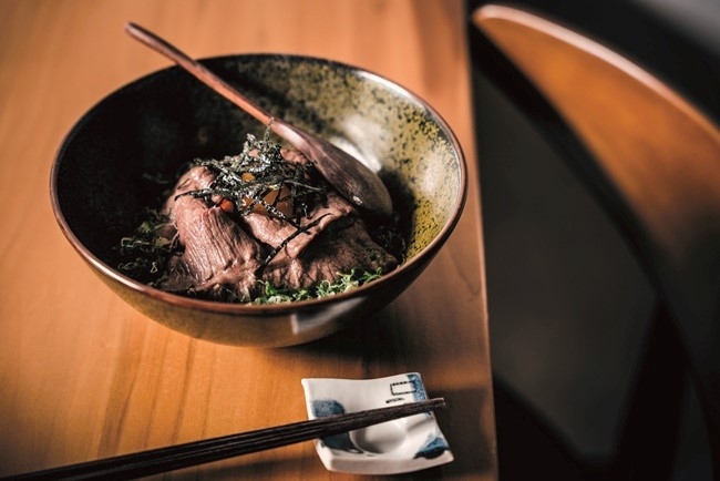 黄身の醤油漬けを絡めていただく、薄切り牛の炙り焼き。