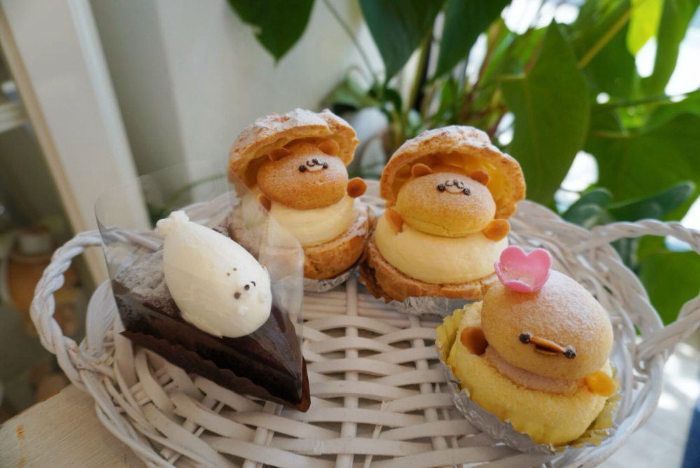ショーケースを彩るキュートなキャラクタースイーツ