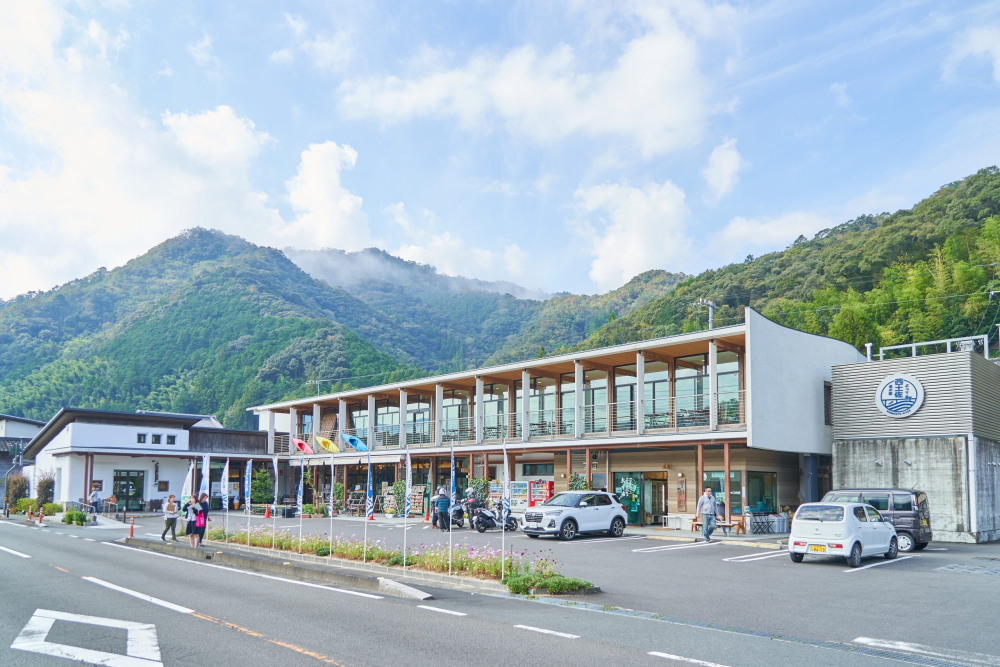 高知土産や地元グルメが揃う「道の駅 よって西土佐」