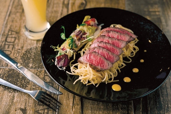 創作イタリアンに舌鼓。館内レストランは、メルヘンな内装でも話題。