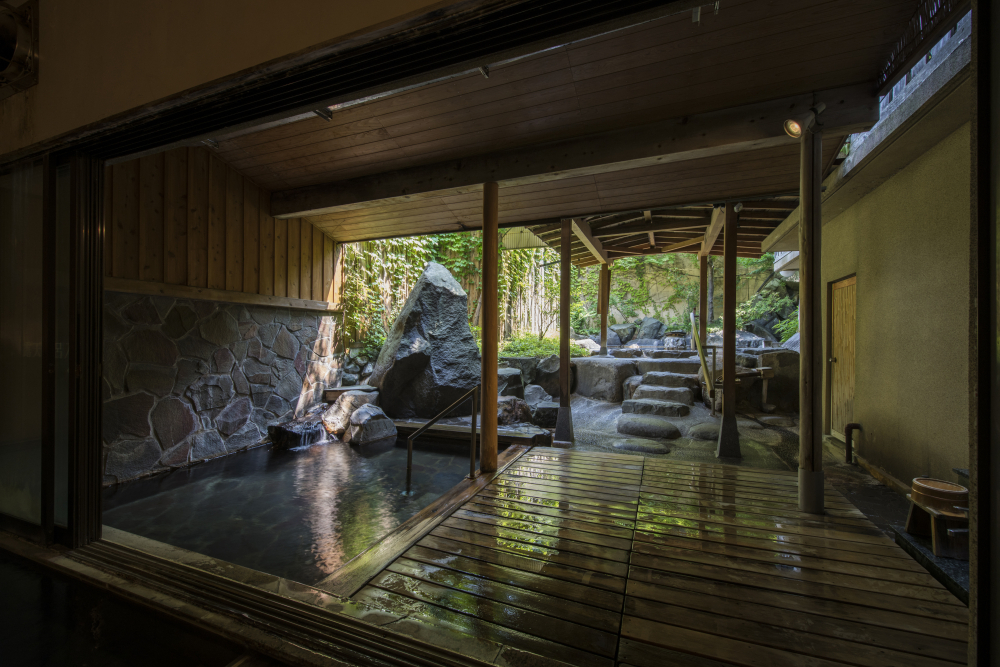 源泉掛け流しの越後湯沢温泉を楽しみ尽くす、館内湯めぐり