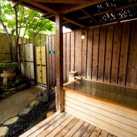 源泉かけ流しの名湯で整うひととき。静岡「伊東遊季亭」で過ごす贅沢時間