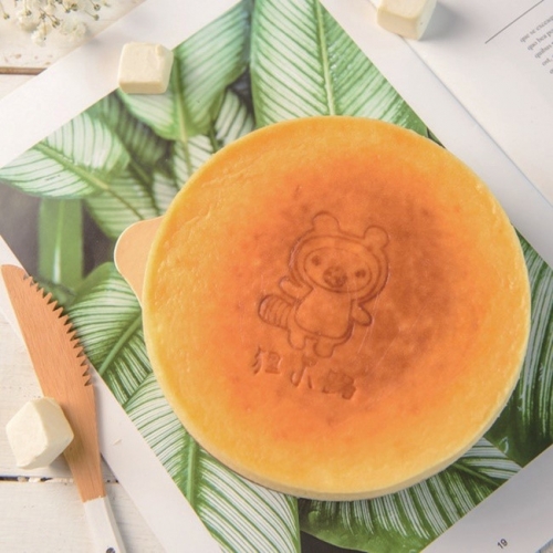 ふわっふわのケーキの表面では、たぬきの“小路”がご挨拶。