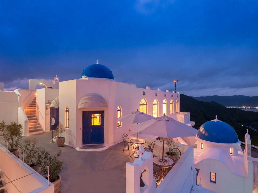 ギリシャカラーで彩られた岩壁のリゾートホテル!「VILLA SANTORINI」(高知県)
