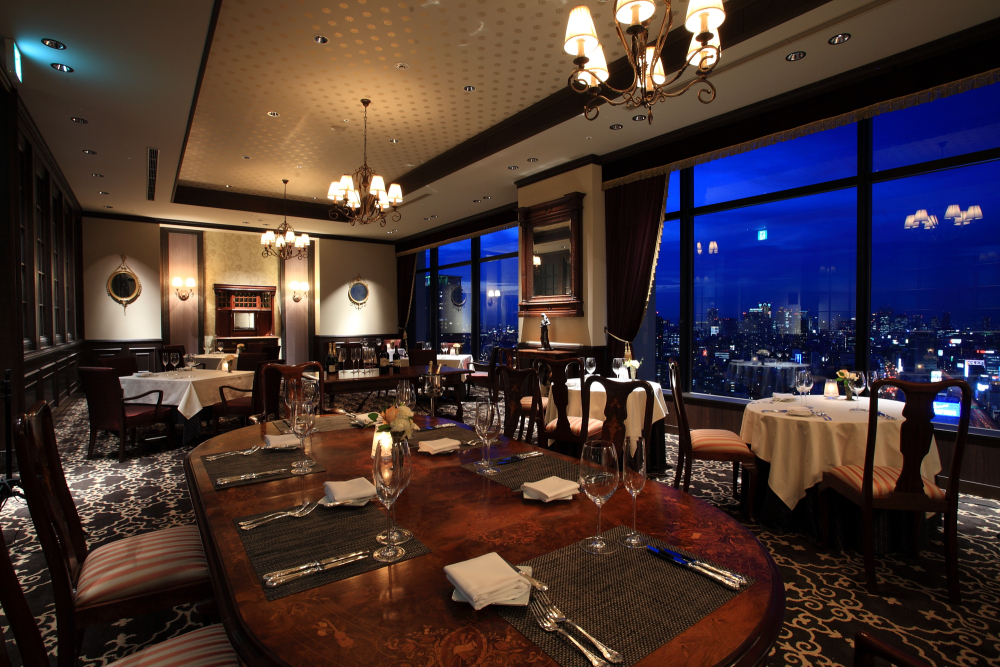 夜景の美しいレストランで美食を堪能
