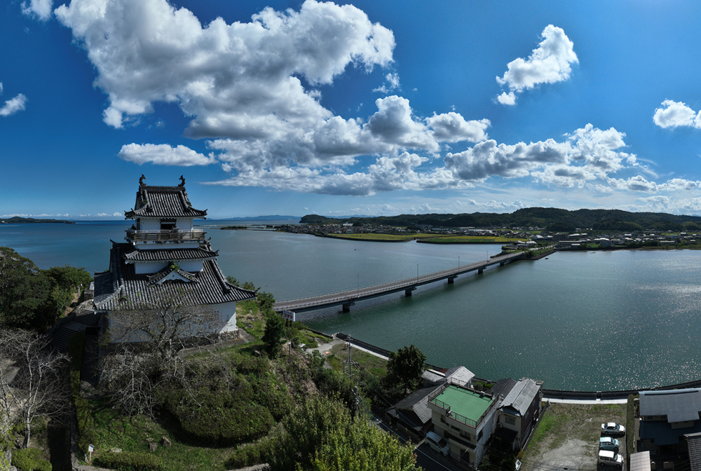 海に浮かぶ名城と歴史漂う城下町
