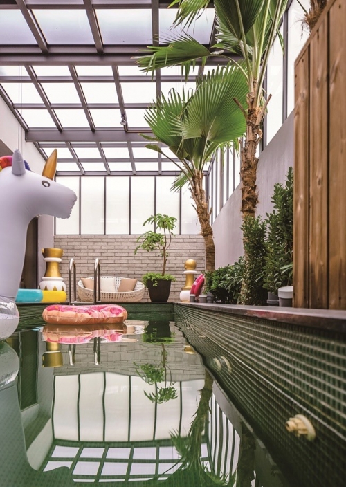 プライベートブールで水遊び。バカンス気分が高まります。
