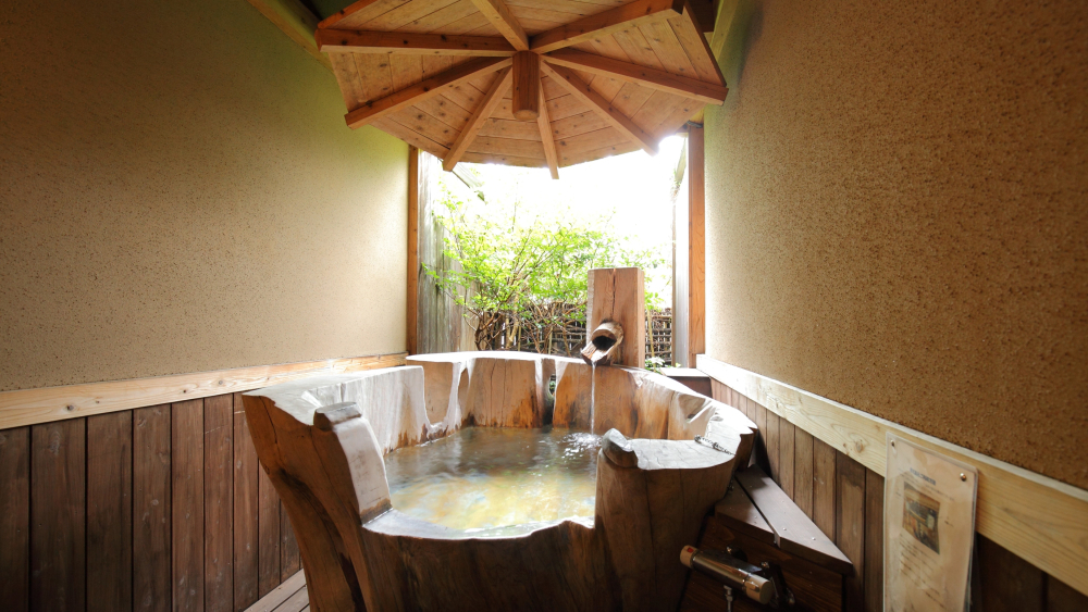 夜景を望む客室付き露天風呂で温泉三昧