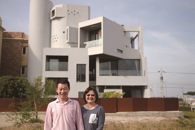 豊かな自然とコンクリート建築に魅了された、オーナーの情熱を形に。