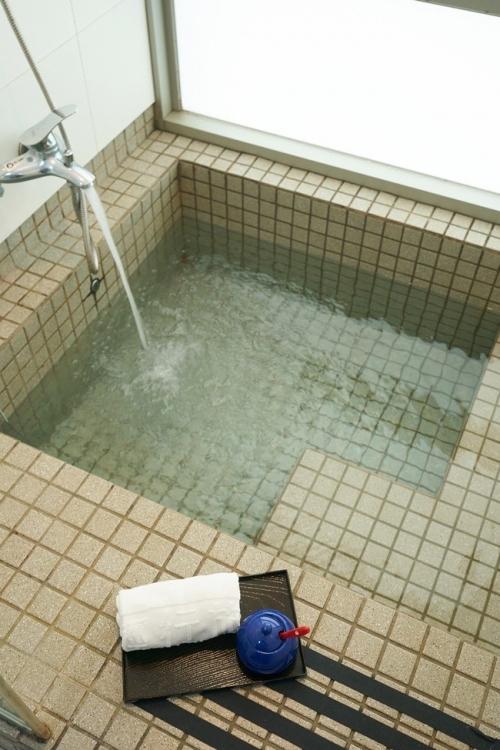 ファミリータイプには、ゆったり浸かれる深めの浴槽つきの部屋も。