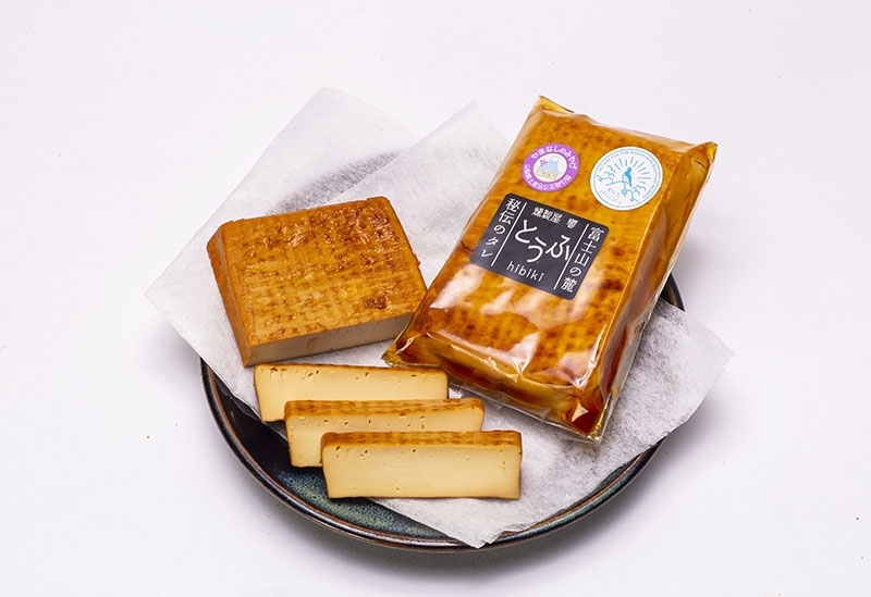【スパークリングに合わせるなら】ヘルシーな「豆腐の燻製」