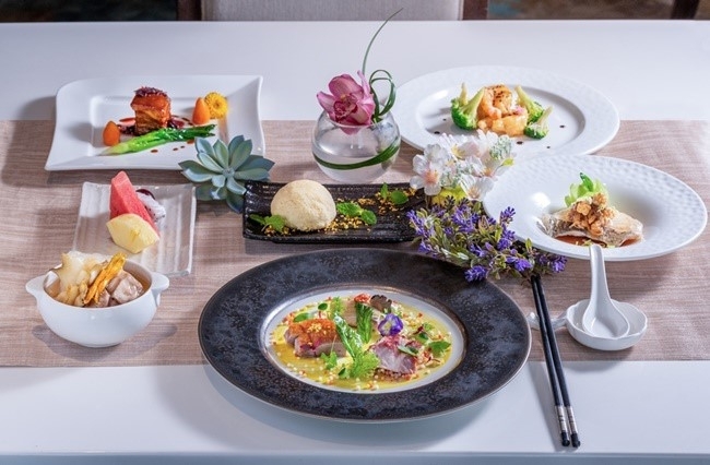 目で味わい、舌で味わう。花づくしの特別なディナー。