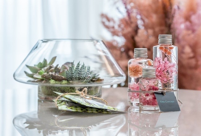 帰宅後も花と植物を楽しめる、ハーバリウムをプレゼント。