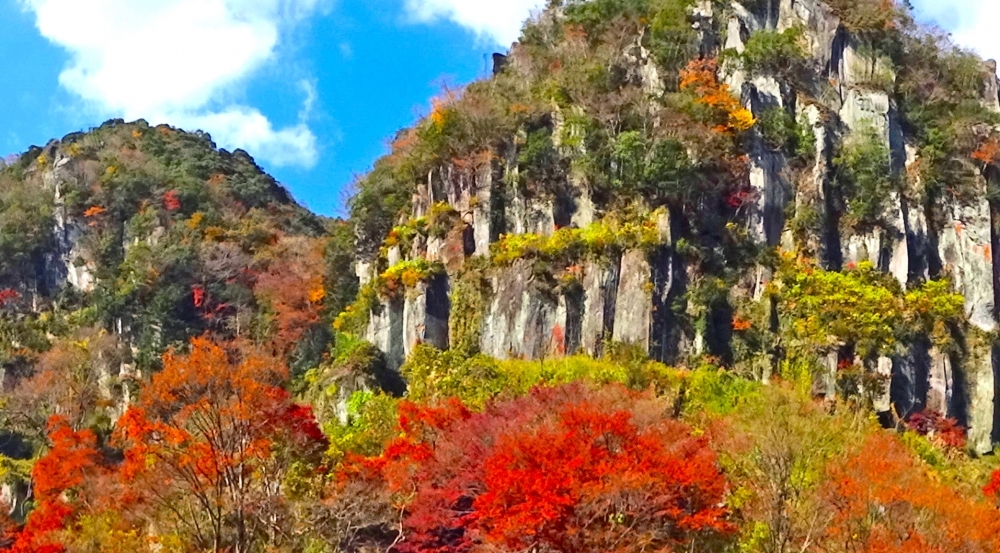 一目八景も3770体の石像もある！《紅葉》大分県「深耶馬溪」とは