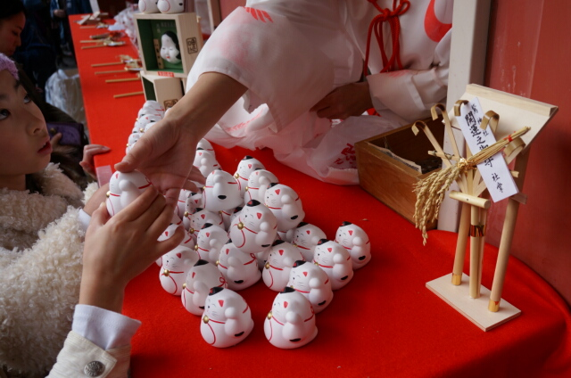 都内にある神社でおすすめのおみくじ④招き猫みくじ/鷲神社