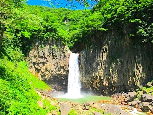轟音が響くマイナスイオンスポット♡新潟県の名瀑「苗名滝」って？