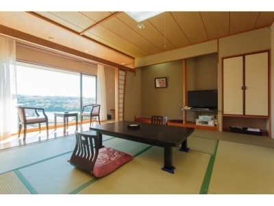 お部屋は海を眺めながらのんびり