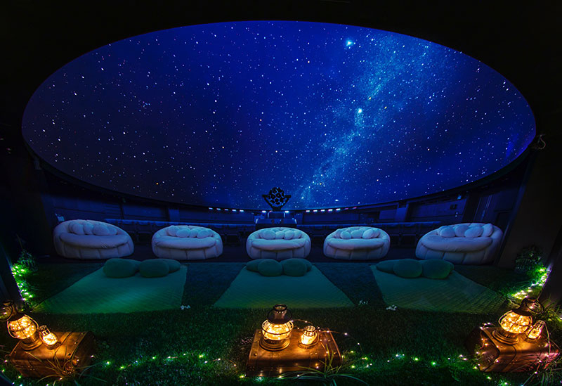 都心の真ん中で味わう幻想的な星空の世界