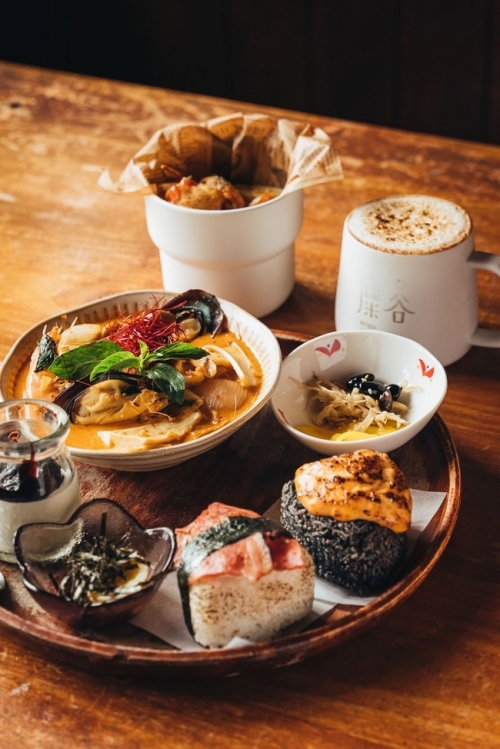 イチオシは、地元産・龍水米のおにぎりを主役にした定食。